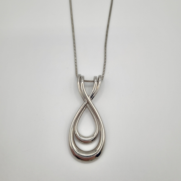 Chic Silver Pendant Necklace - Picture 7 of 9